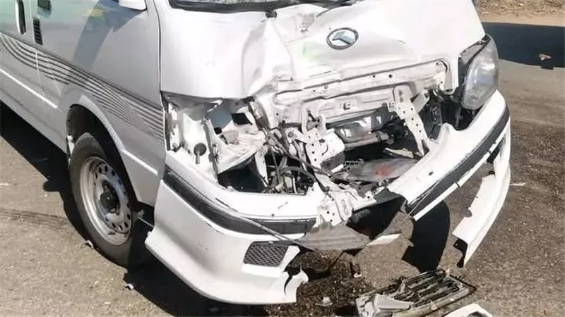 إصابة شخصين في تصادم ميكروباص ودراجة نارية بطريق بركة السبع