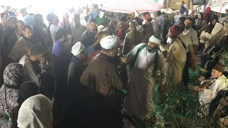 الطرق الصوفية بالإسكندرية تحتفل بالليلة الختامية لمولد أبو العباس.. ذكر وطعام