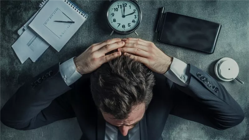 الإفراط في العمل وتأثيره المباشر والسلبى على صحة الدماغ  