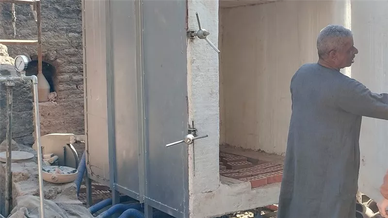 «انخفاض التلوث».. القصة الكاملة لأول فرن صديق للبيئة بقرية الفخار بقنا