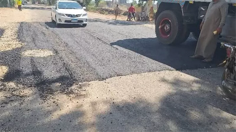 استجابة لشكاوى المواطنين.. إصلاح وترميم القطوعات بطريق دمياط- المنصورة 