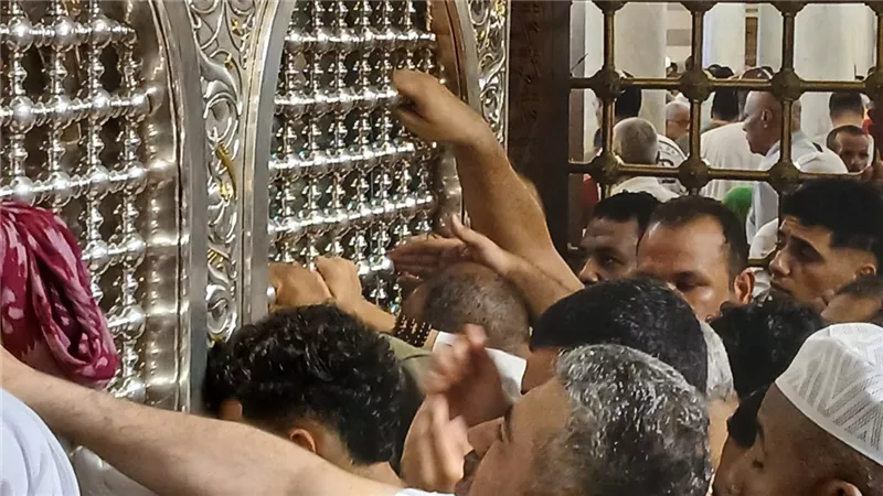 توافد المئات على ضريح السيدة زينب بعد صلاة الجمعة بالدعاء والدموع والفرحة