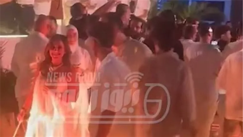 الجمهور يلتف حول فيفي عبده وشيري عادل في حفل كاظم الساهر بالعلمين |فيديو 