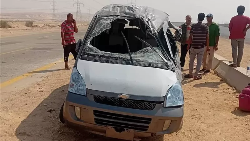 إصابة شخصين في انقلاب سيارة ملاكي بطريق السويس السخنة