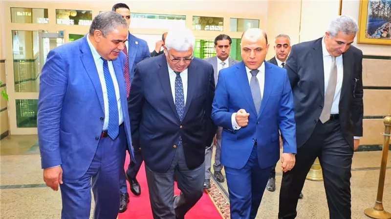 خلال زيارته.. وزير التعليم العالي يُشيد بأعمال التطوير بجامعة كفرالشيخ 