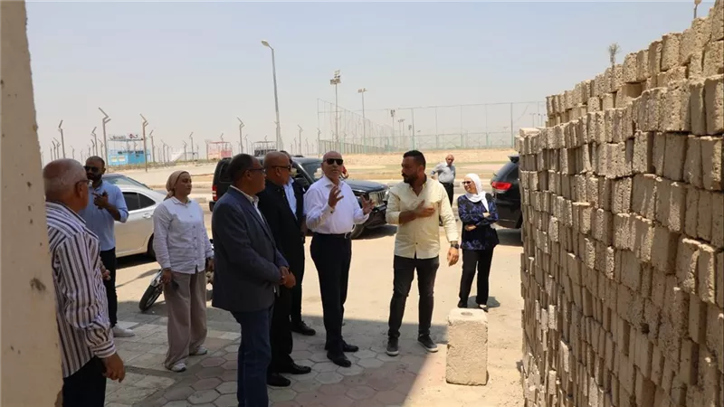 محافظ القاهرة يتفقد عدد من المصانع بمدينة الأسمرات لمتابعة الموقف التنفيذي لها
