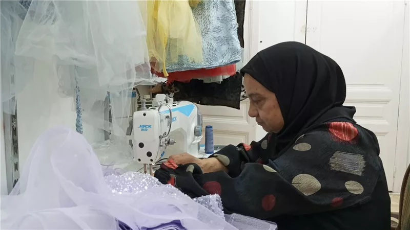فاتن المحلاوي.. من موظفة روتينية إلى رائدة في عالم الخياطة ببورسعيد