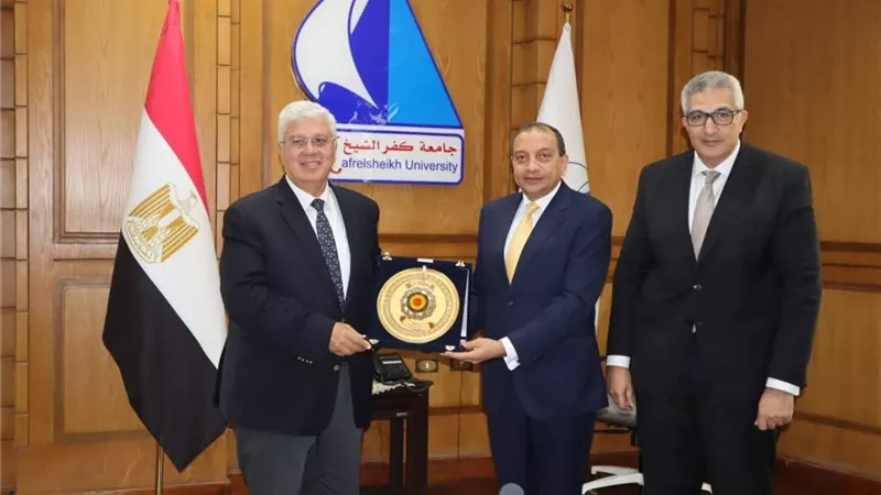 وزير التعليم العالي يكرم رئيس جامعة بني سويف لإنجازاته المتميزة