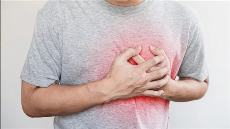 استشاري أمراض باطنية: ألم الصدر عند الشباب مؤشر لحالة خطيرة |فيديو