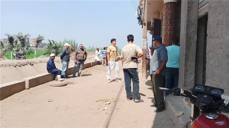 كارثة في عزبة الباذرجى.. مواطن يوقف توصيل الصرف الصحي ويتحدى القانون