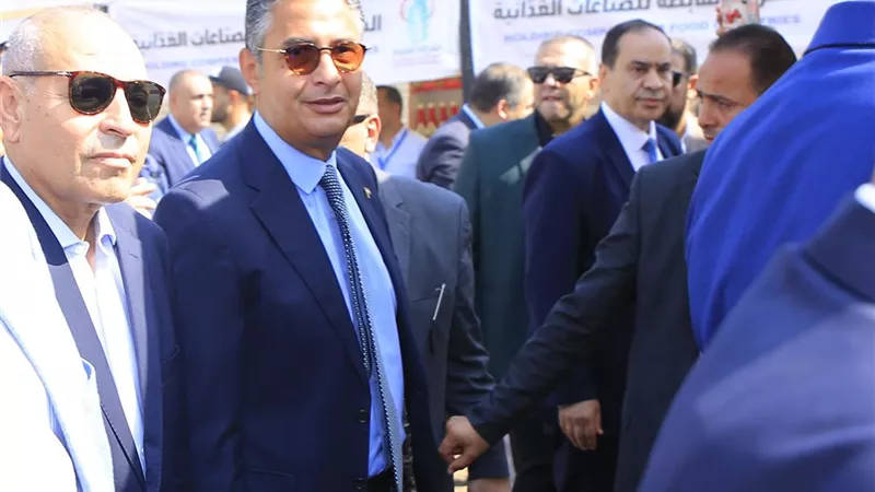 تخفيضات تصل لـ 50%.. محافظ القاهرة يفتتح «سوق اليوم الواحد» بالجمالية