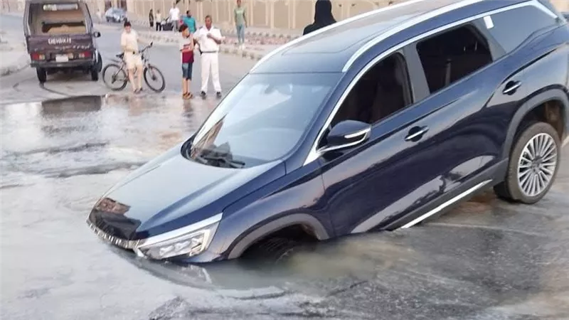 ابتلع السيارة..  هبوط أرضي مفاجئ أمام كمبوند سكني بالمنيا الجديدة