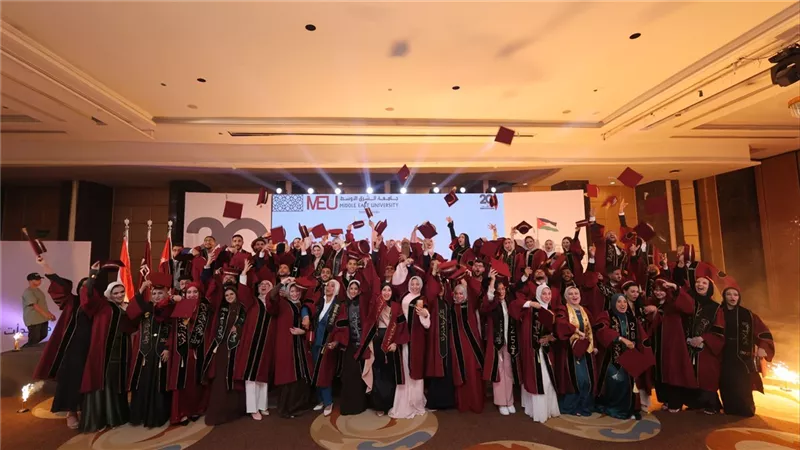 بحضور عزت سلامة.. جامعة الشرق الأوسط الأردنية تحتفل بتخريج طلابها المصريين