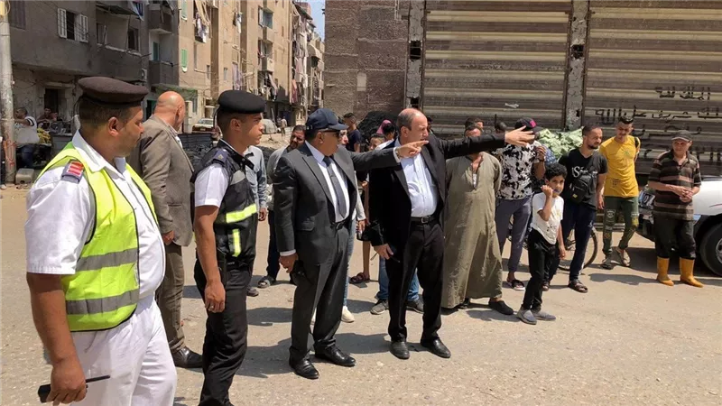 محافظ الدقهلية يتفقد شارع الجلاء ويوجه بتسكين الباعة الجائلين بالمكان المناسب
