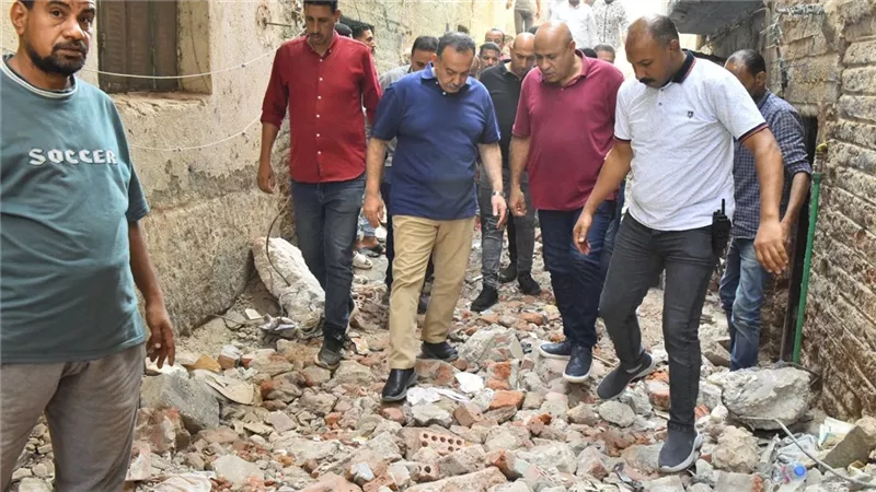 بعد وفاة مسنة وإصابة آخر.. محافظ أسيوط يتفقد المنزل المنهار بمنطقة الفواخير