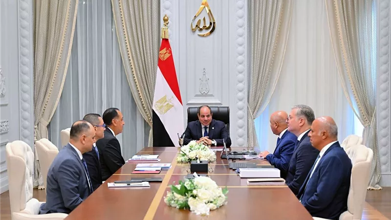 السيسي يجتمع مع مدبولي ووزيري النقل والبترول لمتابعة مستجدات المشروعات 