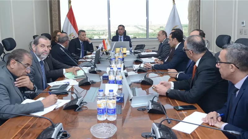 وزير التموين يعقد اجتماعًا مع