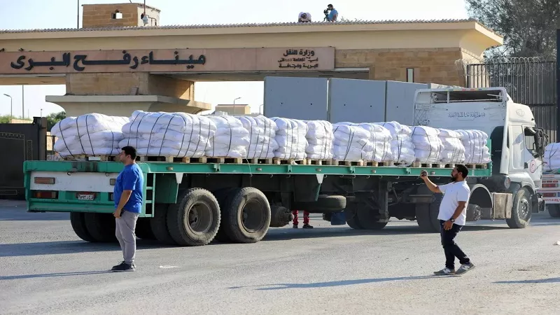 خبير سياسي: فتح المساعدات لغزة جاء بعد تحركات وضغط دبلوماسي مصري |فيديو