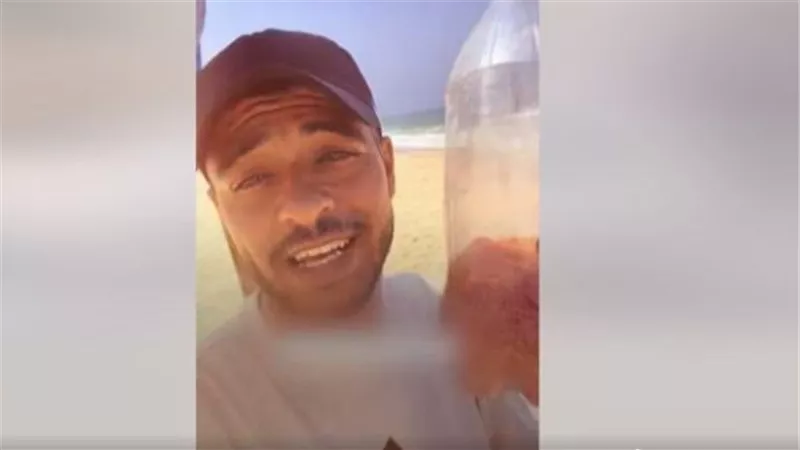 صياد فلسطيني يكشف العثور على زجاجات طعام في البحر ويشكر الشعب المصري