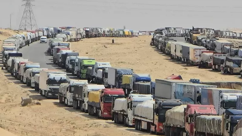 الهلال الأحمر المصري يكشف تعنت إسرائيل تجاه الشاحنات المصرية المتجهة لغزة 