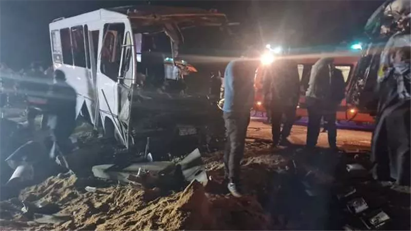 إصابة 5 أشخاص فى حادث انقلاب سيارة سرفيس بصحراوي البحيرة