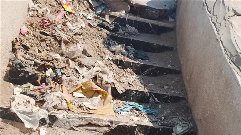 سلالم متهالكة تهدد حياة المواطنين على طريق بنها – الرملة.. ومناشدات للتدخل 