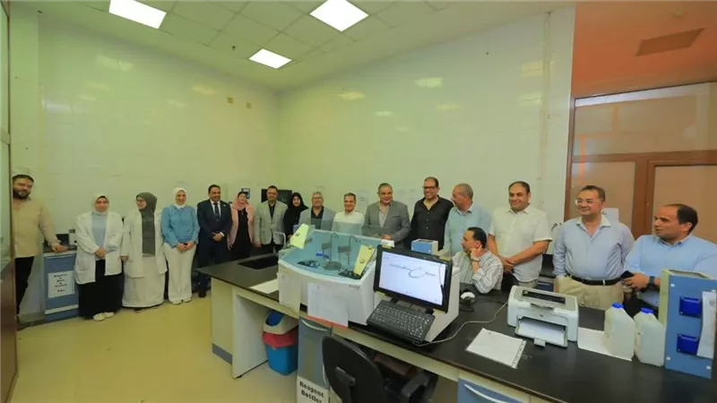 رئيس جامعة كفر الشيخ يتفقد عددًا من المعامل والمراكز المتخصصة بكلية الطب 