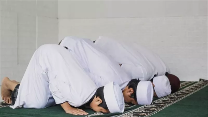 ما حكم تعويد الصبي الصغير على الطاعة وحمله عليها,, وما السن المناسب لذلك؟