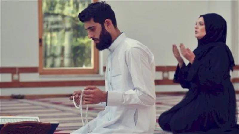 هل صلاة الرجل بزوجته في البيت لها نفس ثواب الجماعة؟ الإفتاء توضح