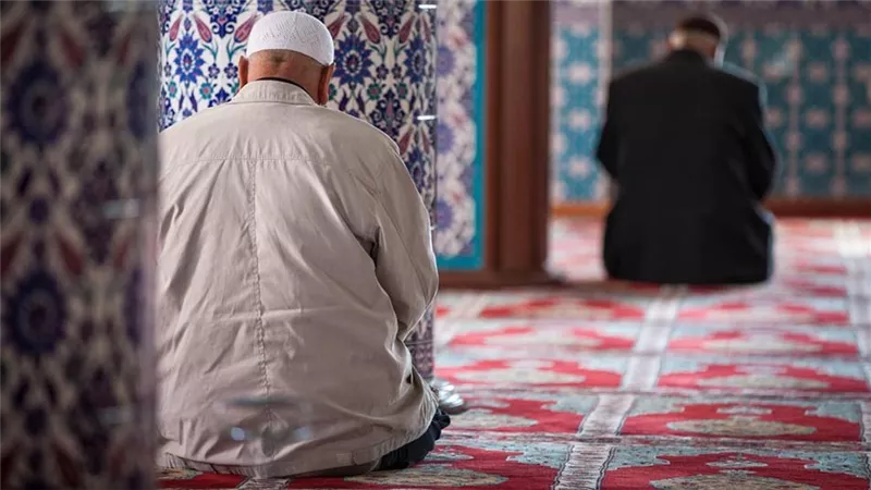 هل يجوز تأخير الصلاة عن أول الوقت من أجل أدائها في جماعة؟