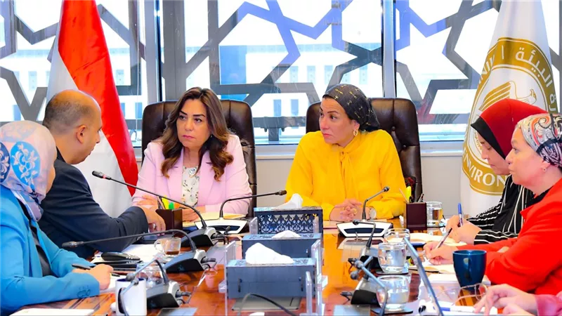 وزيرة التنمية تجتمع بالرئيس التنفيذي لإدارة المخلفات لاستعراض ملفات المنظومة