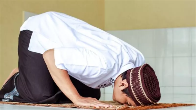 هل سجود الشكر للاعب كرة القدم جائز؟.. الإفتاء تجيب