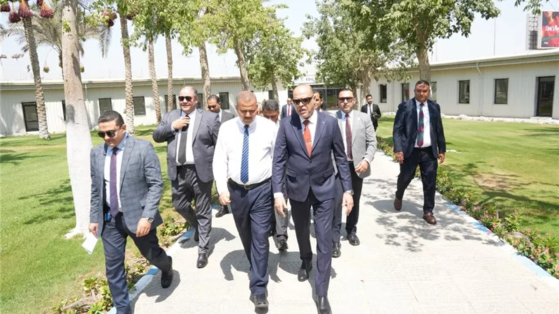وزير العمل يُسلم شهادات لخريجي دورات تدريب مجانية في مجالات الخدمات البترولية 