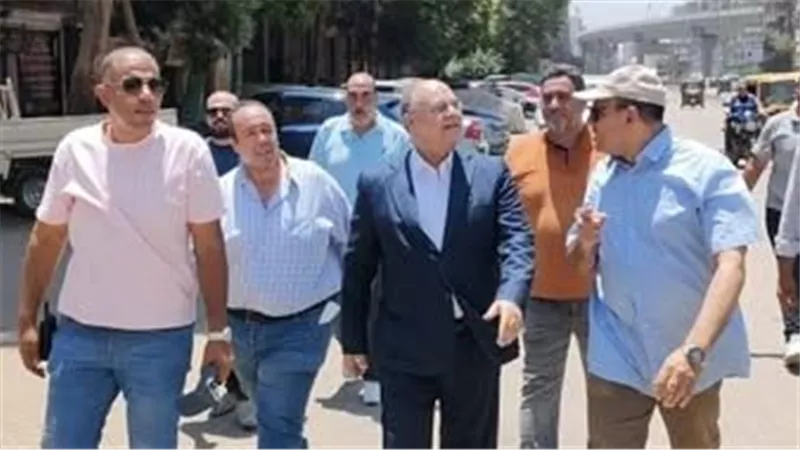 حملة مكبرة لإزالة السيارات المتهالكة وإشغالات الباعة الجائلين في أحياء الجيزة