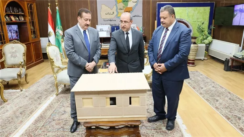 محافظ المنوفية يطلع على نموذج تجريبي 