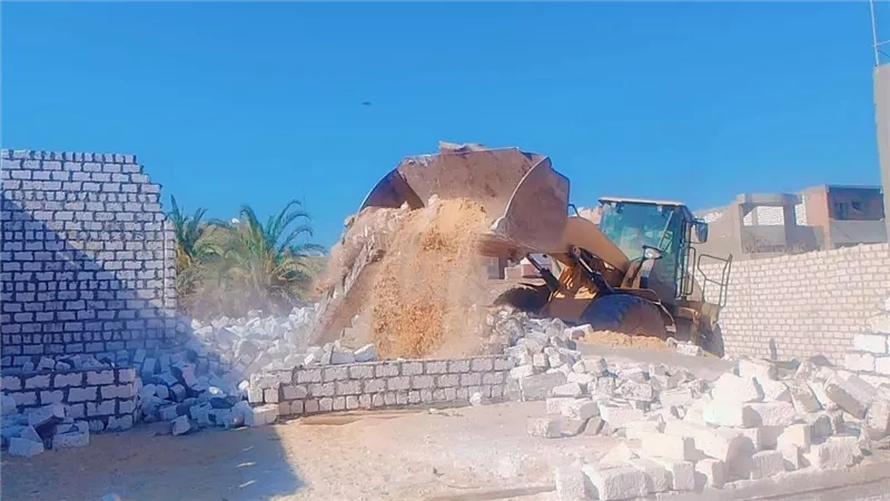 إزالة 11 حالة تعدى بالزراعه وبالبناء المخالف بمركز نقاده بمحافظة قنا