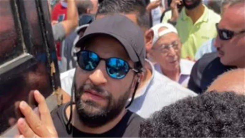 أحمد أمين يودع خالته إلى مثواها الأخير من مسجد السيدة نفيسة .. صور