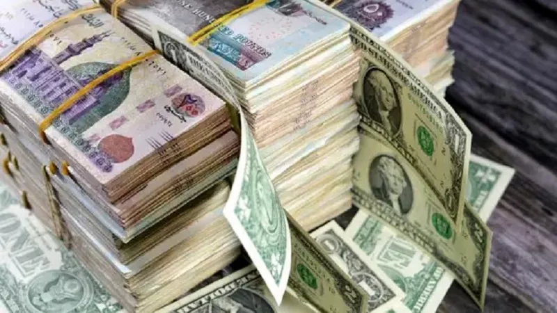 انخفاض الدولار أمام الجنيه يفتح باب التساؤلات حول مستقبل الفائدة 