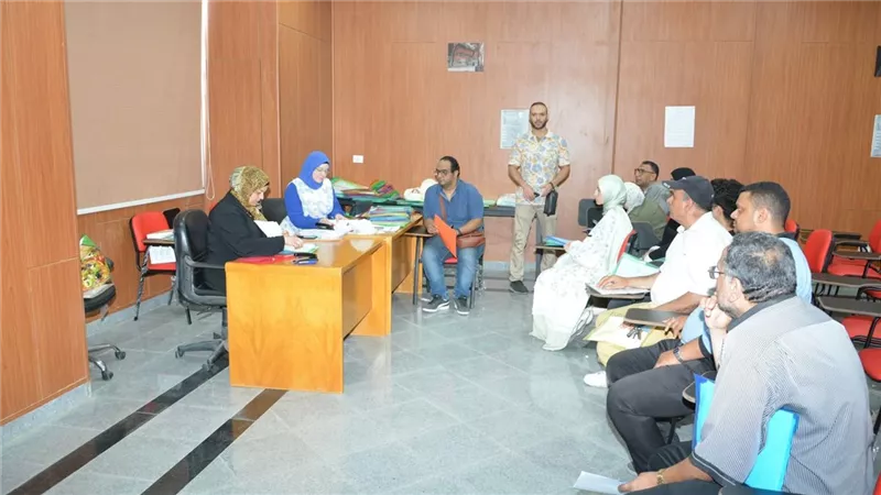 رئيس جامعة دمياط يتفقد سير أعمال التقديم بجامعة دمياط الأهلية