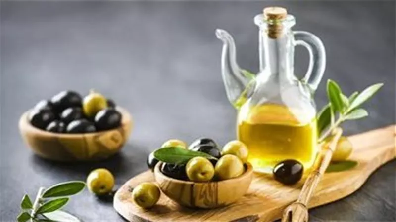 زيت الزيتون يفقد قيمته بهذه العادات الخاطئة: تسخينه ليس وحده السبب