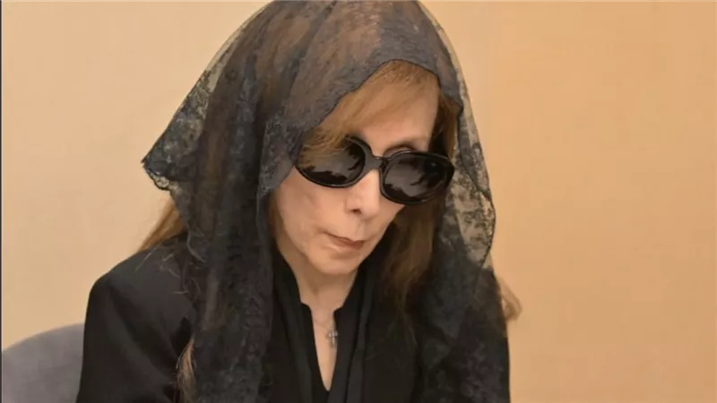 رغم آلام الفراق..جارة القمر فيروز أيقونة الأناقة بوشاح ونظارة سوداء بوداع زياد