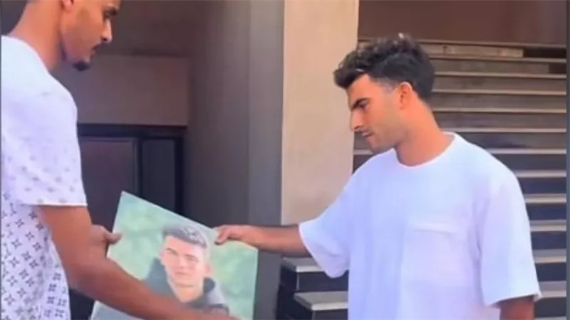 مشجع أهلاوي يهدي اللاعب زيزو بورتريه بعد مران اليوم