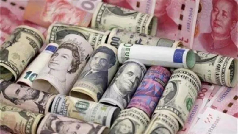 تراجع جماعي للعملات الأجنبية والعربية أمام الجنيه.. والدولار دون 48.84 جنيه