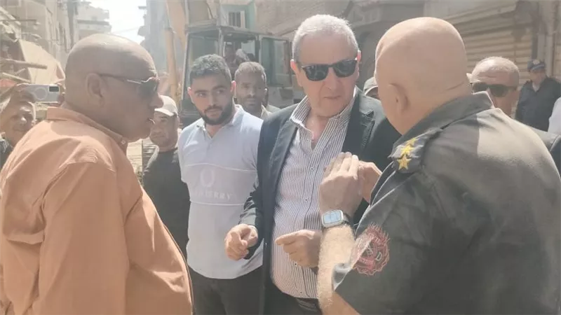 انتشال جثة سيدة وإنقاذ نجلها من أسفل انقاض عقار طنطا المنهار