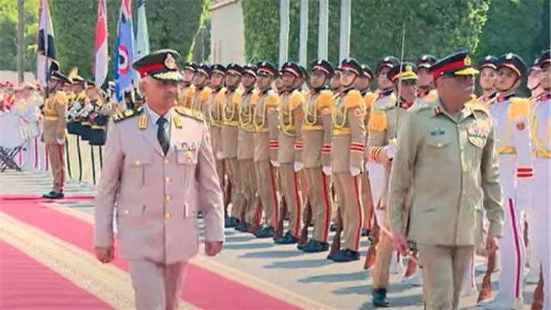 وزير الدفاع يلتقى رئيس هيئة الأركان الباكستانية المشتركة (فيديو)