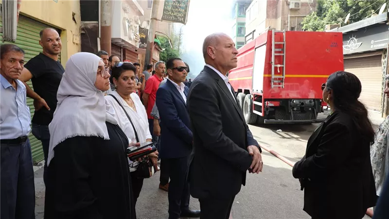 محافظ القاهرة يشرف على إخماد حريق بمخزن في مصر الجديدة دون إصابات