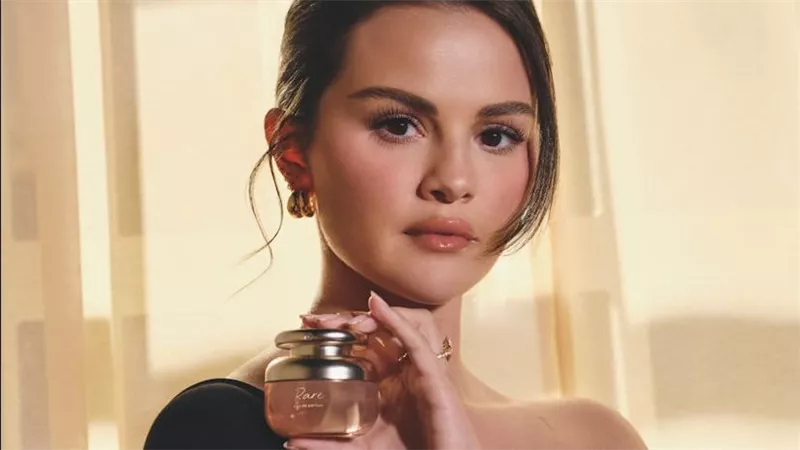 سيلينا جوميز تعلن عن إطلاق أول عطر رسمي من علامتها التجارية Rare Beauty