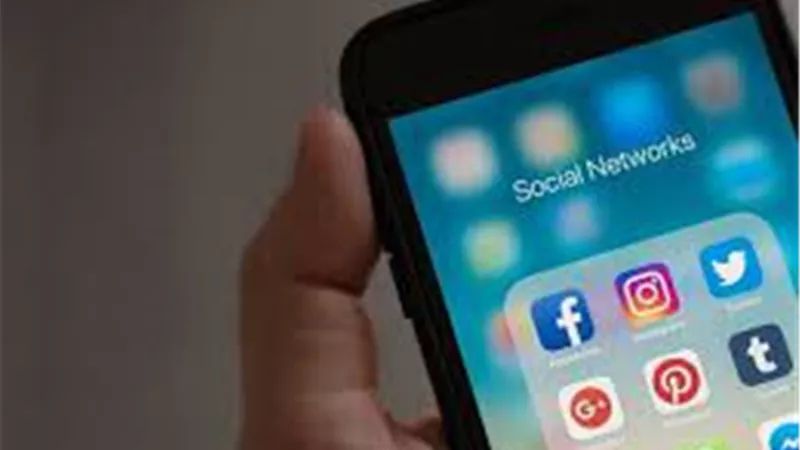 فوضى السوشيال ميديا تحت المجهر.. مطالب برلمانية بتشريع لمواجهة الشائعات