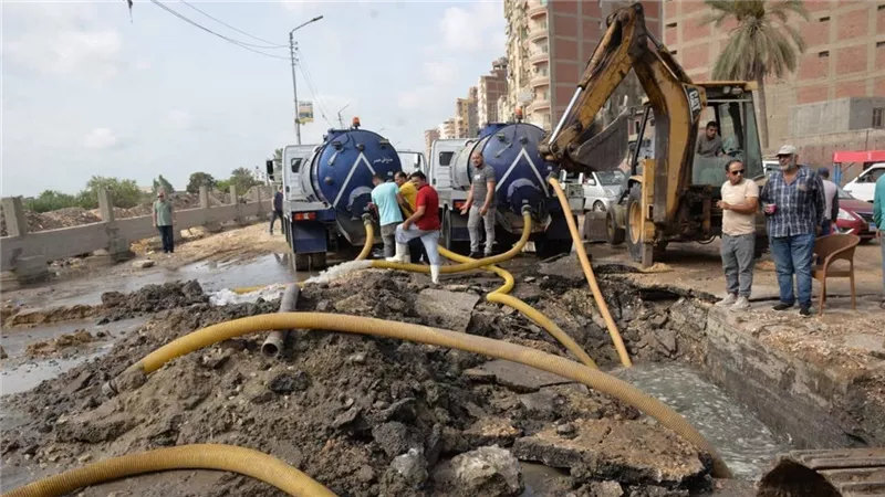 كسر مفاجئ يضرب خط المياه الرئيسى بشارع ترعة المنصورية بالدقهلية 