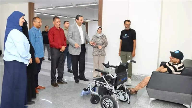 فى لفتة إنسانية.. محافظ دمياط يُسلم كرسى كهربائي متحرك لشاب من ذوى الهمم
